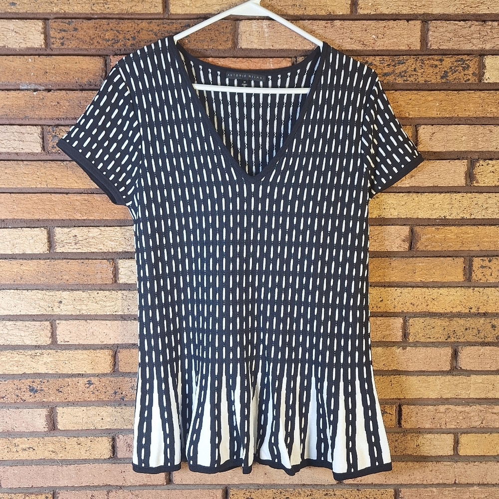 Antonio Melani Medium Black and White Patterned V-Neck Top